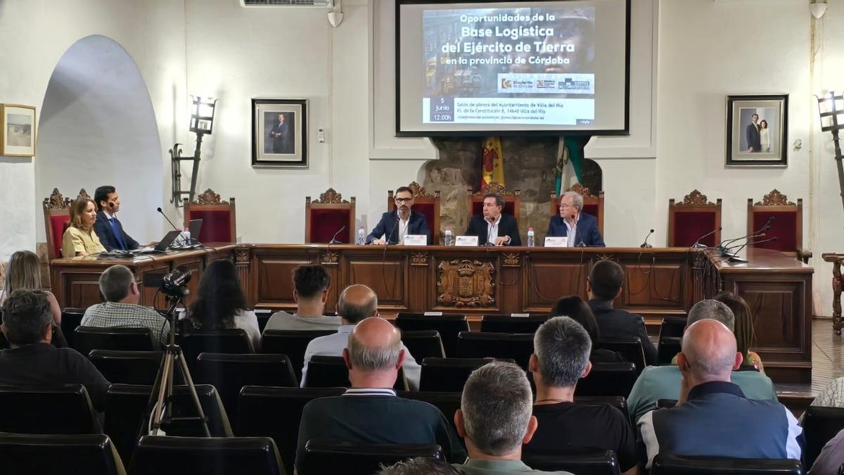 El presidente del Iprodeco, Félix Romero; el alcalde de Villa del Río, Jesús Morales, y el presidente de CECO, Antonio Díaz, durante el encuentro.