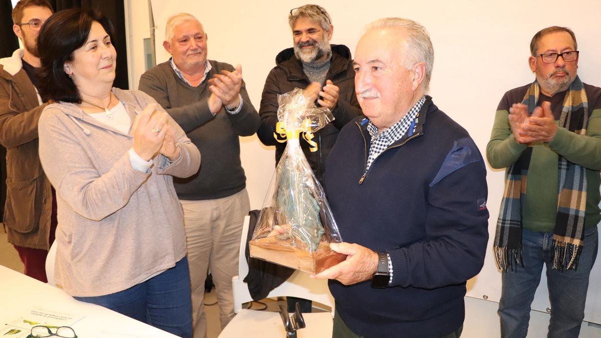 Teresa Covelo entrega un obsequio a Fernando Pintos