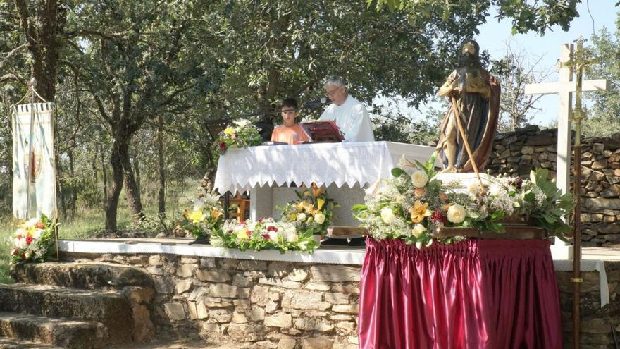 Misa campera entre los robles de Samir de los Caños por el día de San Juan. | Ch. S.