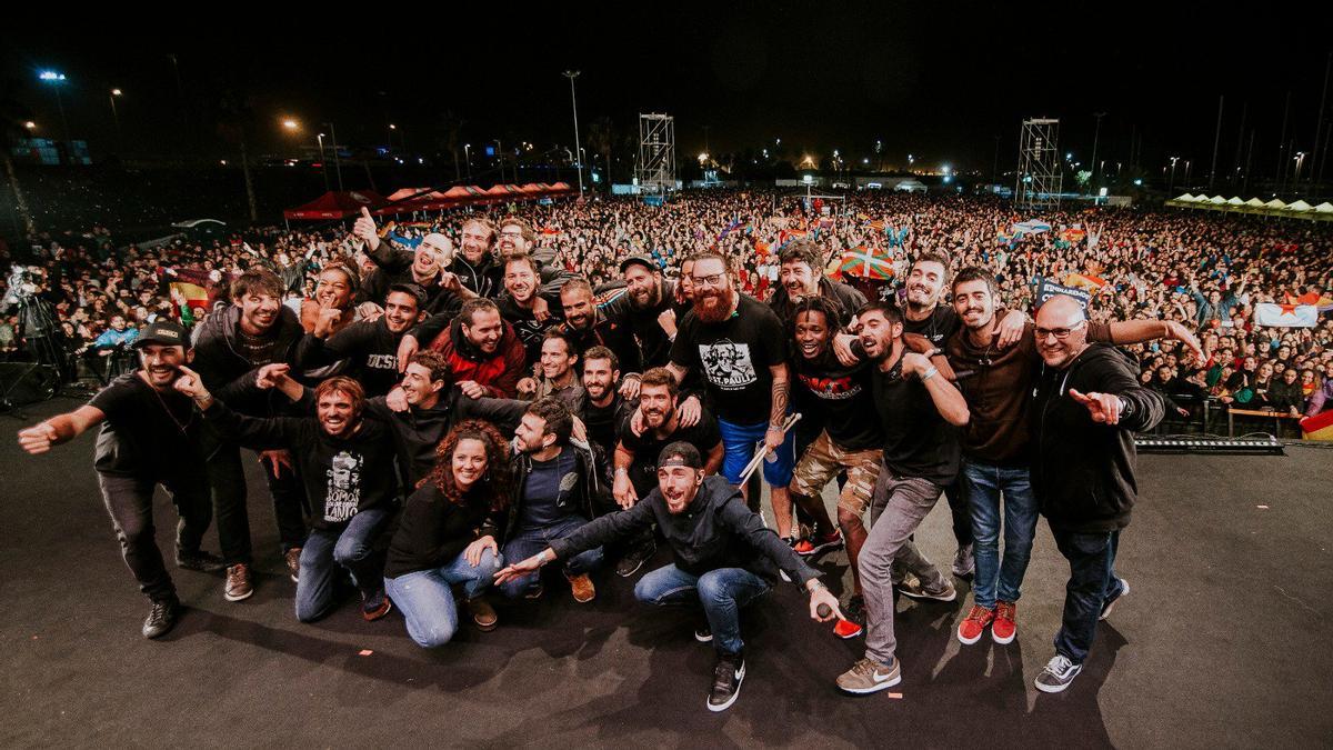 Los miembros de la banda, tras finalizar el concierto.