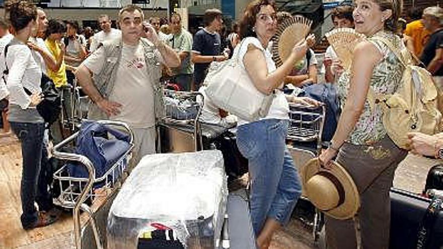 Los problemas con el equipaje, el hotel, el avión y la convivencia con la familia pueden amargarnos las vacaciones, un periodo que se afronta lejos del trabajo y la rutina, con la mente puesta en la playa, la montaña, paraísos lejanos, el chiringuito,... pero que puede no resultar perfecto. Mediado el mes de julio, por el que optan aproximadamente un tercio de los españoles, o esperando el masivo agosto, de asueto laboral para más del 50%, el riesgo de estrés o ansiedad viaja con las maletas. En la foto de archivo algunas de las más de 150 personas que esperaban desde hacía casi veinticuatro horas la salida de un vuelo en el aeropuerto de El Prat.