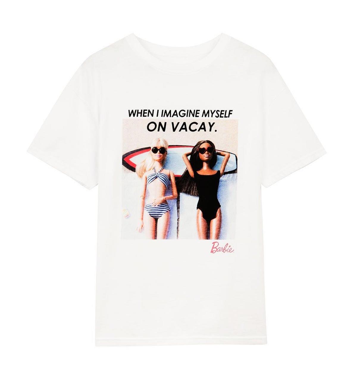 Camiseta con dos Barbies de Bershka. (Precio: 12, 99 euros)