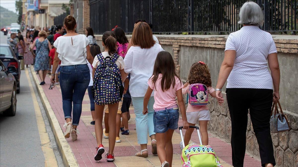 Alumnos de camino al colegio.