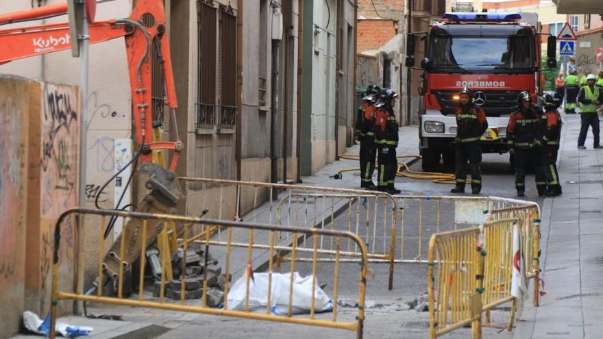 Los agentes, durante la intervención.