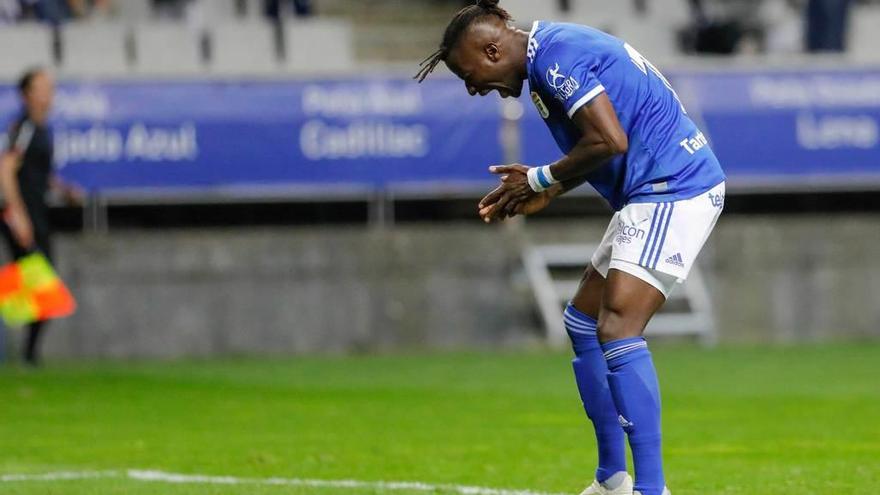 Ibrahima se lamenta por una ocasión fallada durante un partido del Oviedo.