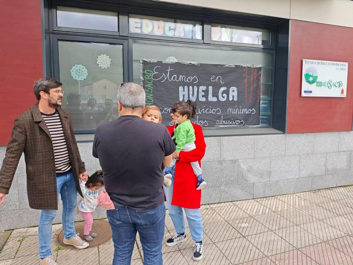 Un grupo de padres recogiendo a sus hijos en la escuelina de Morcín.