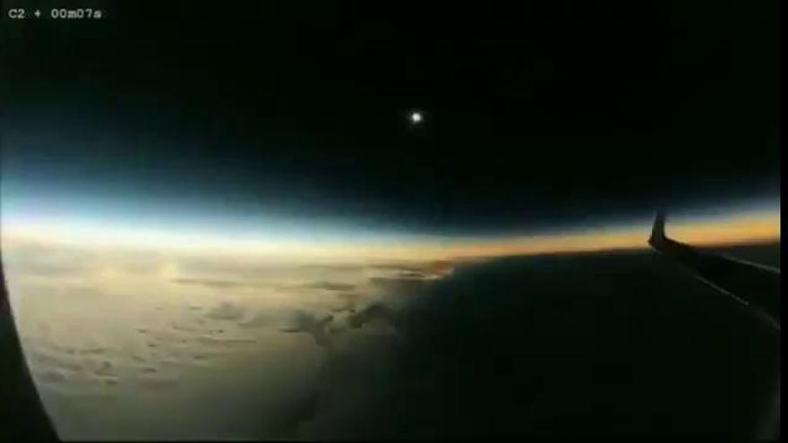 Así se vio el eclipse solar desde un avión