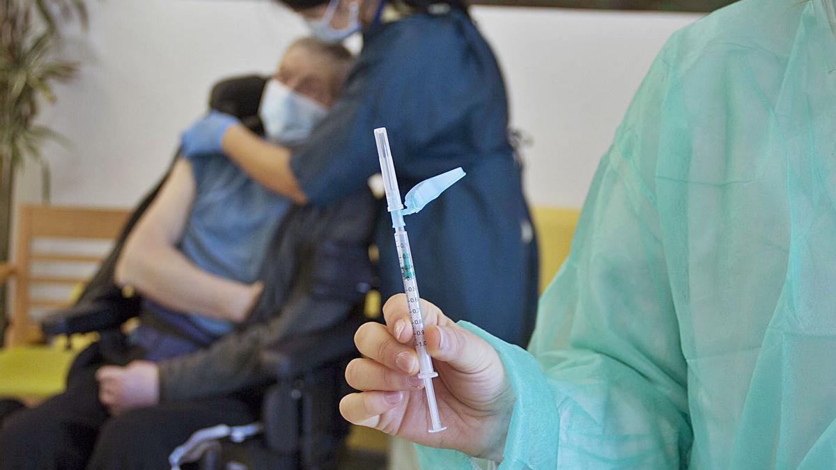 Vacunación en la residencia de Silleda, la pasada semana.  | // BERNABÉ/ANA AGRA