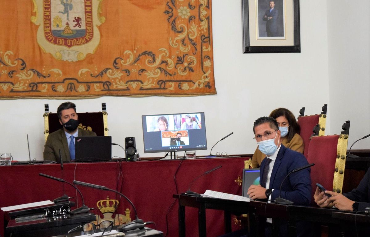 El alcalde de La Laguna y el concejal de Hacienda y Asuntos Económicos en la presentación del sistema de gestión de tributos por videollamada, La Laguna