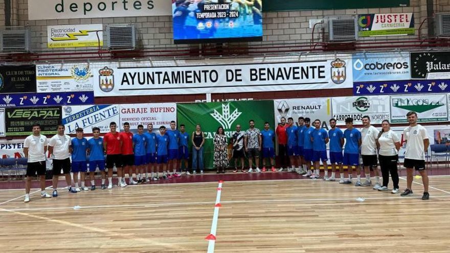 Foto de familia del equipo  con presencia de la alcaldesa y la concejala de Deportes. | Cedida