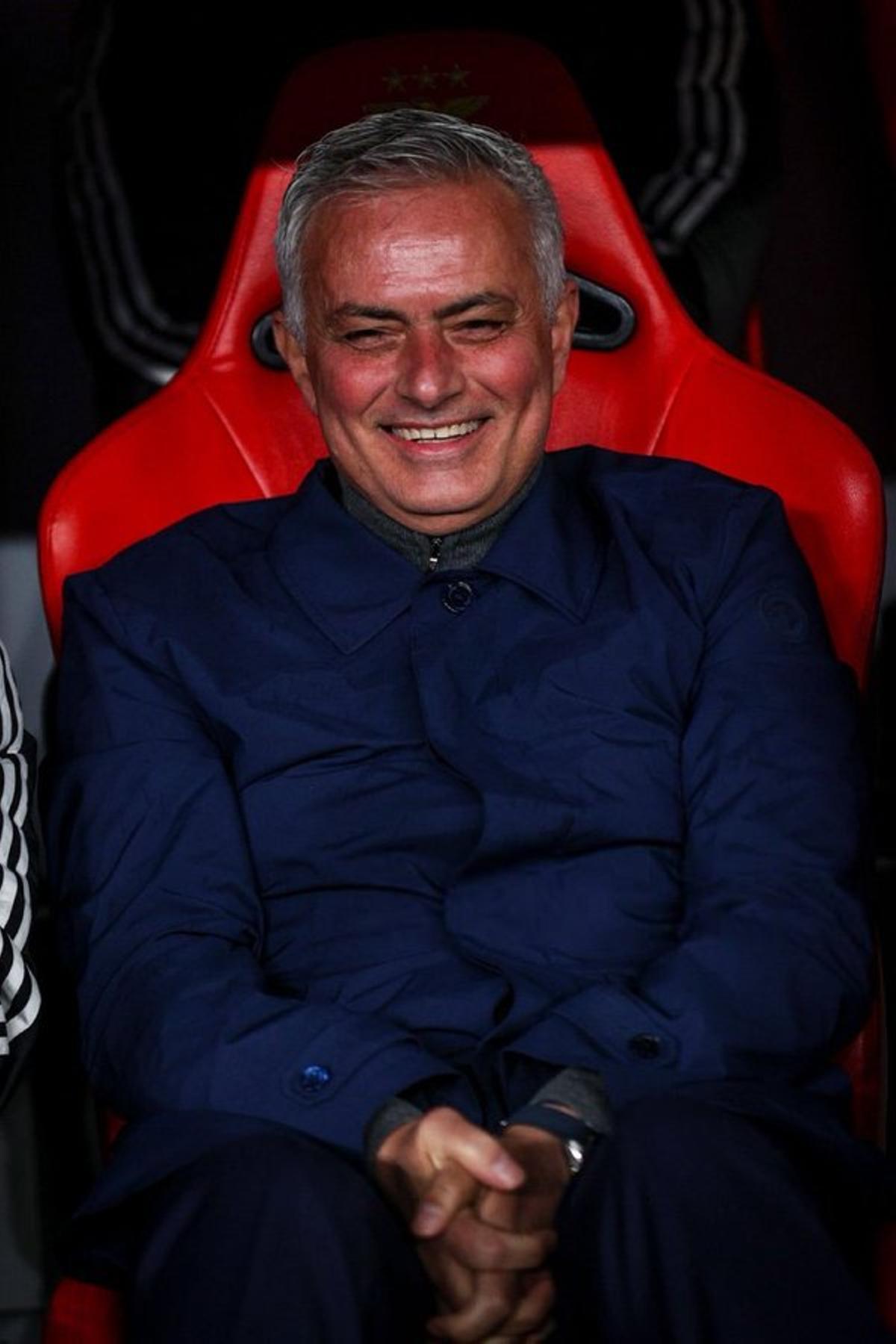 Mou riéndose en el banquillo del Benfica