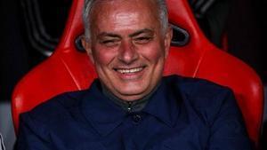 Mou riéndose en el banquillo del Benfica