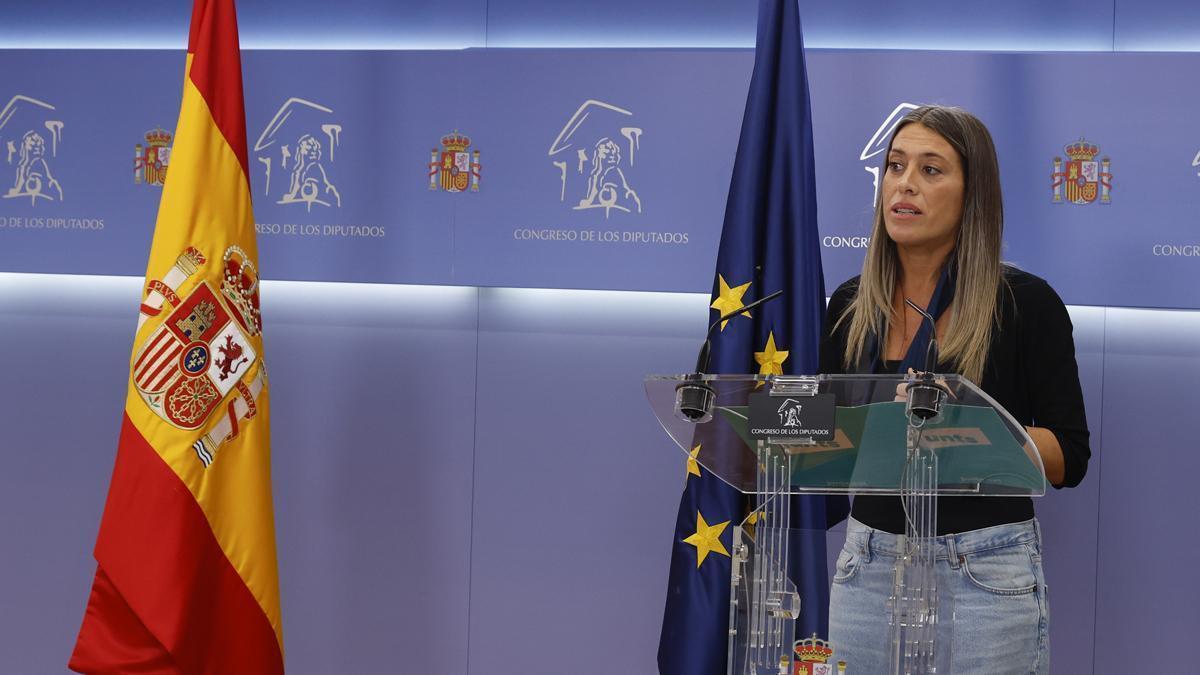 Miriam Nogueras, en rueda de prensa tras apartar la bandera de España.