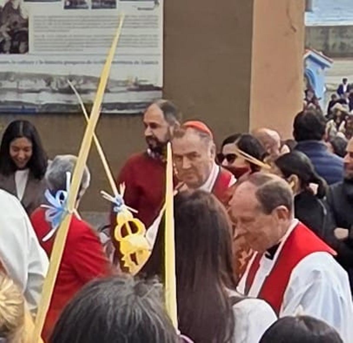 El cardenal Ángel Fernández Artime, junto al párroco José Antonio Alonso, en la bendición de Ramos