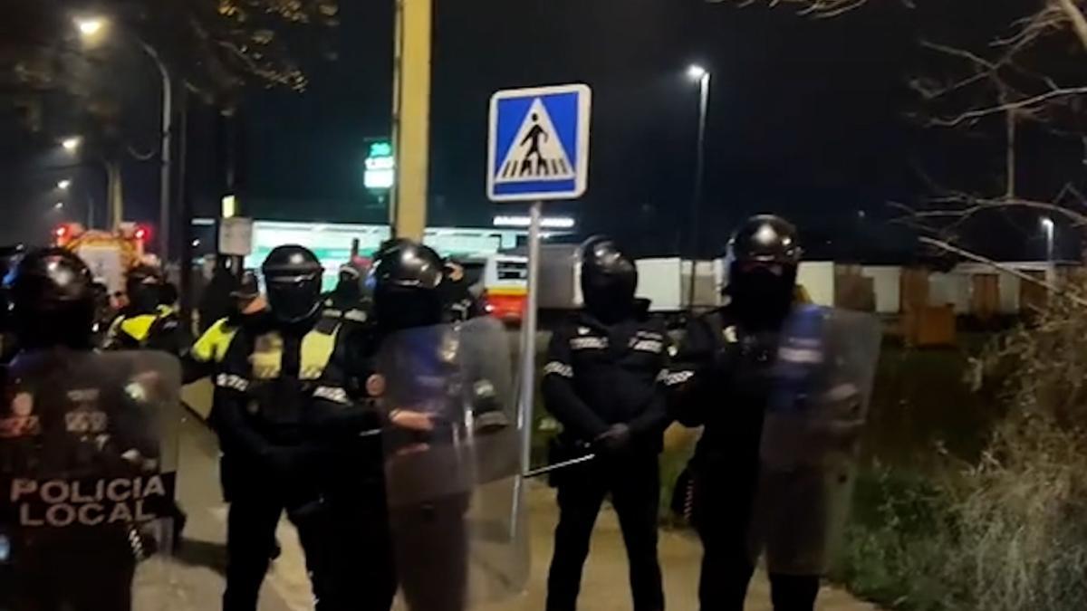 Vídeo | Amplio dispositivo policial para el derribo de la gasolinera de Parque Alcosa