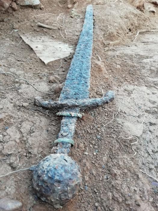 Espada del silgo XIV encontrada en el Castillo de Aín