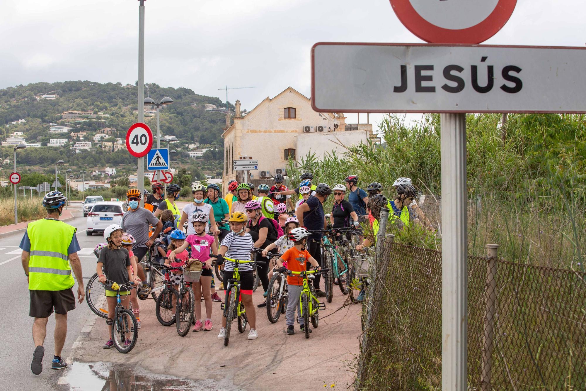 Una ‘bicicletada’ en Jesús reúne a 40 personas para exigir mejoras en la conectividad