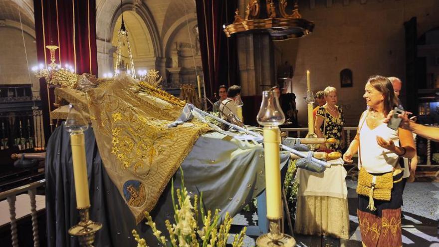 Ofrenda floral a la Virgen por parte de los entes festeros.  | MATÍAS SEGARRA