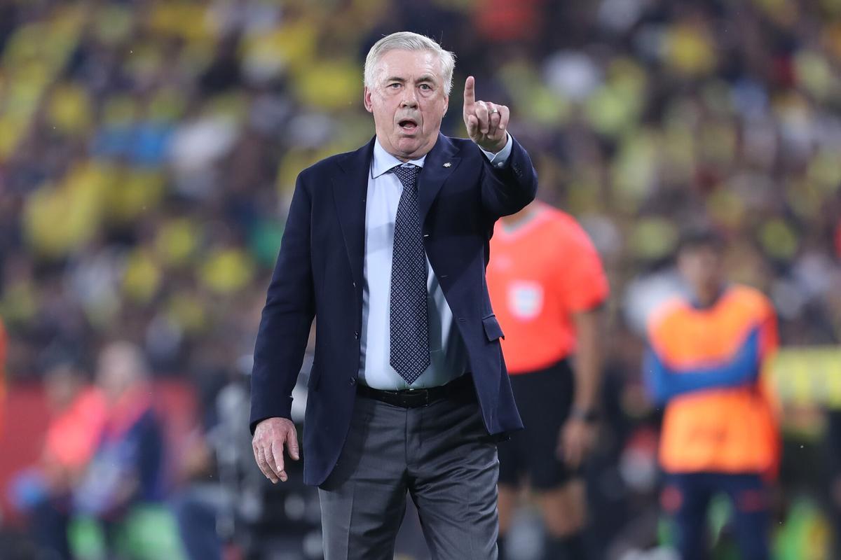 FOTODELDÍA AME3549. GUAYAQUIL (ECUADOR), 06/05/2025.- El entrenador de Brasil, Carlo Ancelotti, da instrucciones este jueves, durante un partido de las eliminatorias sudamericanas para el Mundial de 2026 entre las selecciones de Ecuador y Brasil en el estadio Monumental Isidro Romero Carbo en Guayaquil (Ecuador). EFE/ José Jácome. FOTODELDÍA