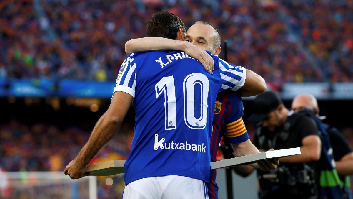 Xabi Prieto, junto a Iniesta, en su último partido como profesional