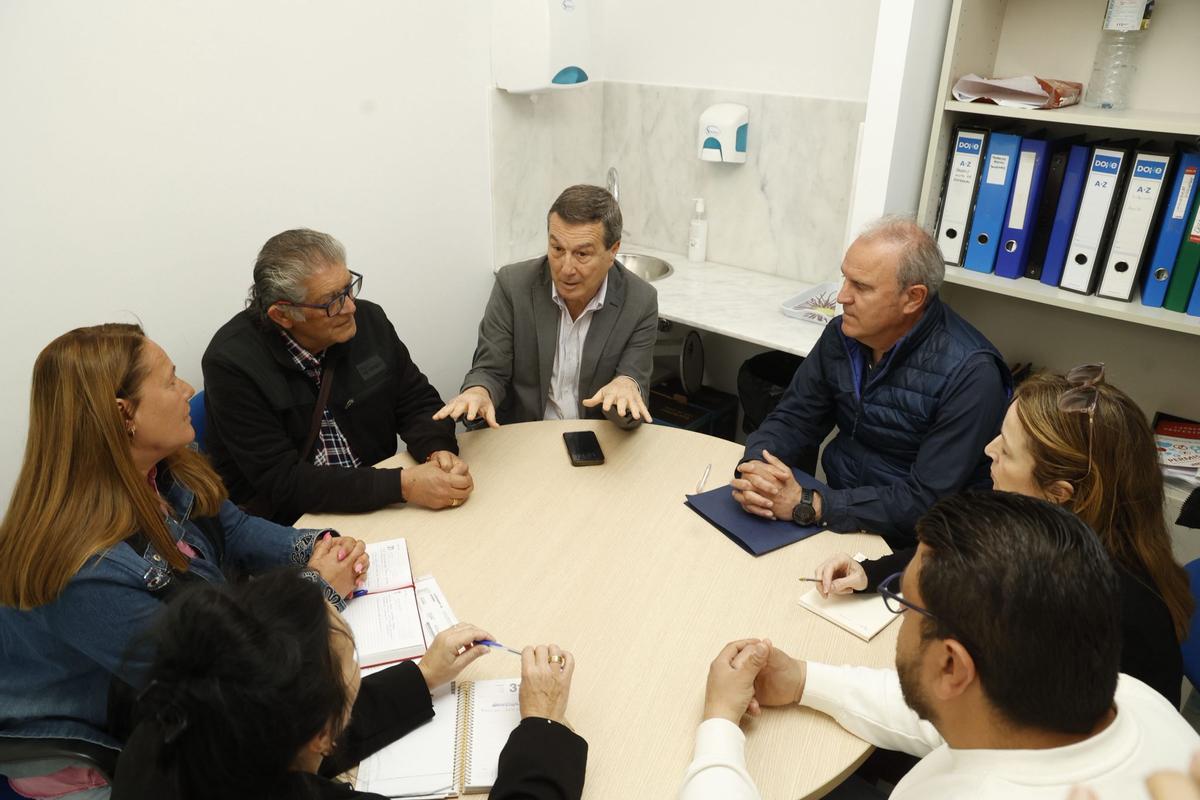 El conseller en la reunión con los responsables vecinales.