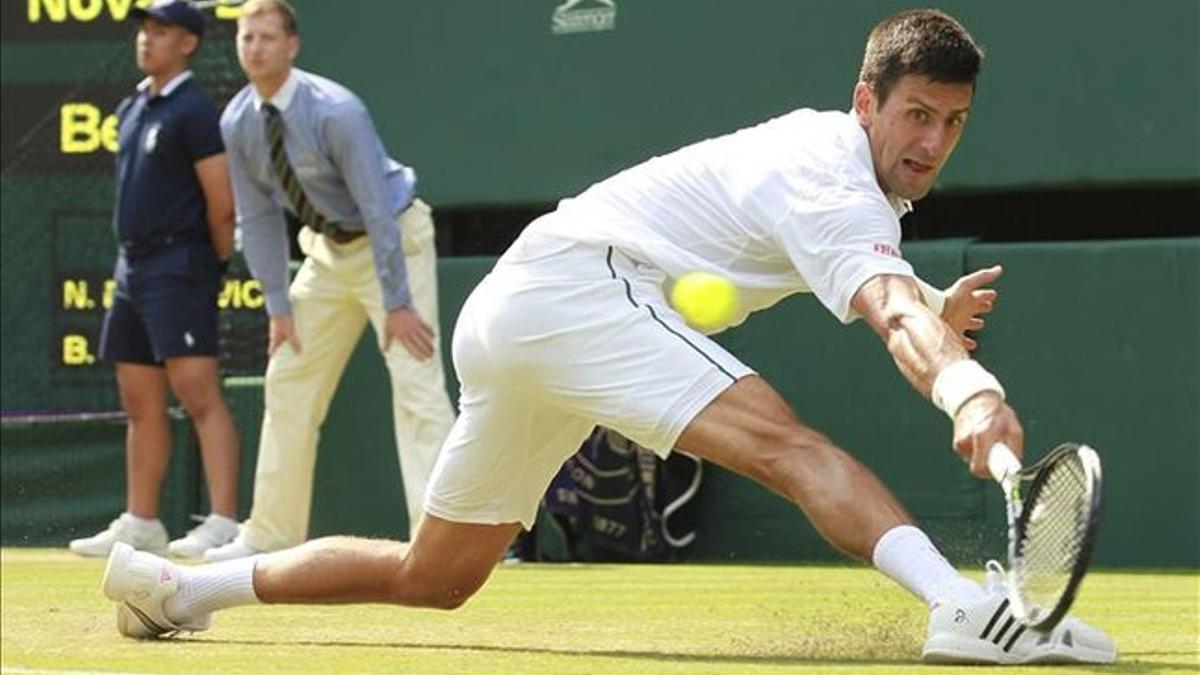 Novak Djokovic es el único capaz de resbalar incluso en la hierba de Wimbledon