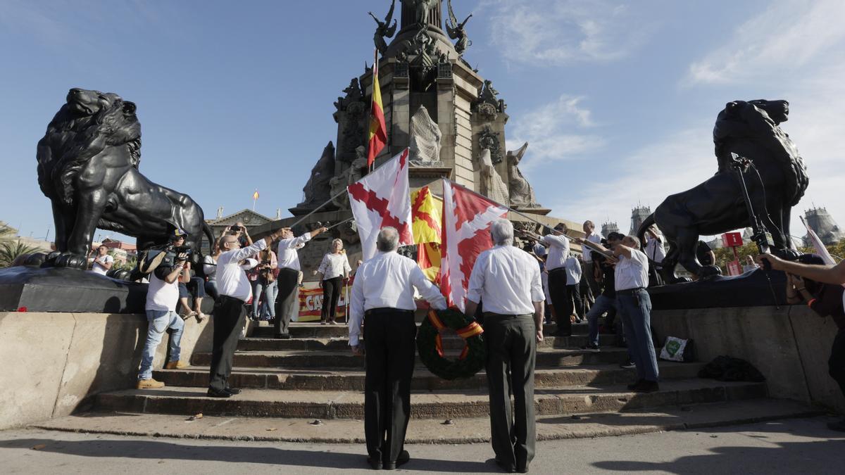 Ofrenda floral en la estatua de Colon por el día de la Hispanidad