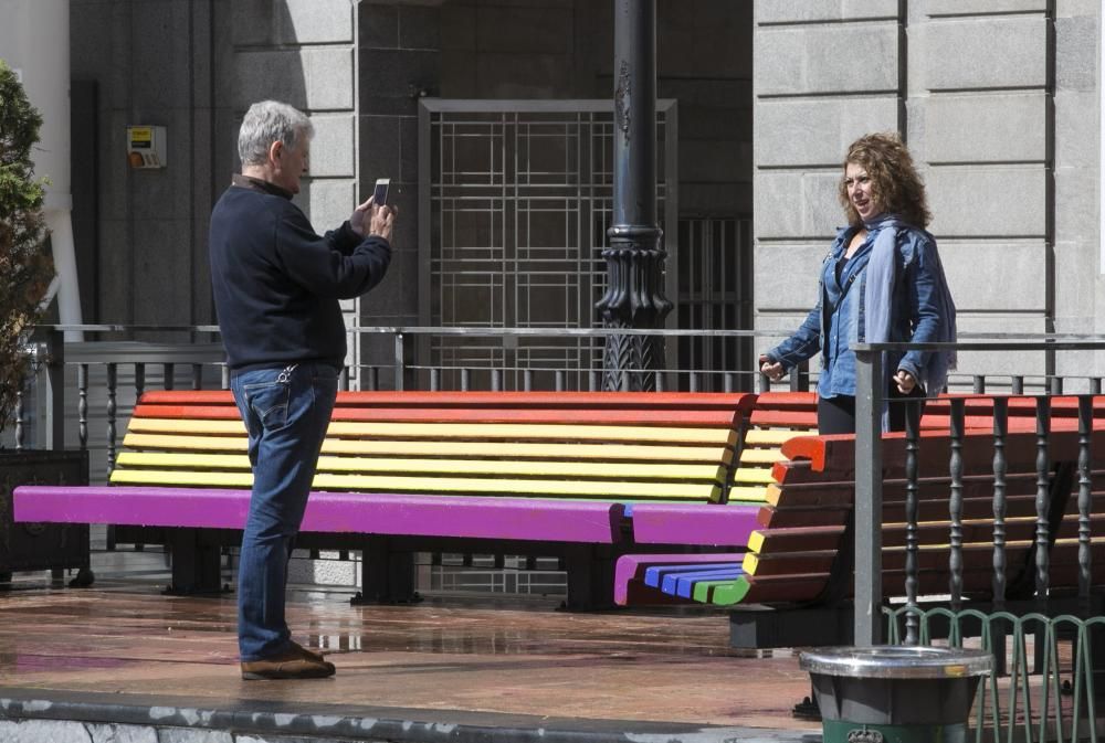 Bancos de la plaza de la Escandalera de Oviedo pintados en la semana del Orgullo