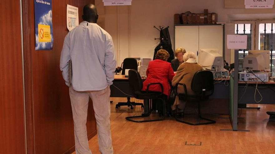 Ciudadanos extranjeros en una oficina del Gobierno para regularizar su situación en el país.