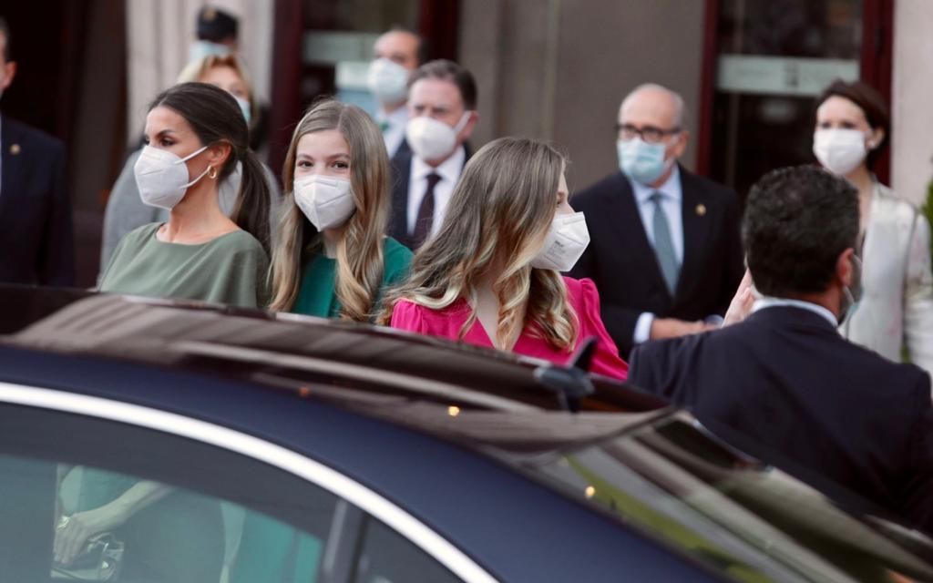 Los Reyes, la Infanta Leonor y la Princesa Sofía, a su llegada al concierto de los Premios Princesa de Asturias