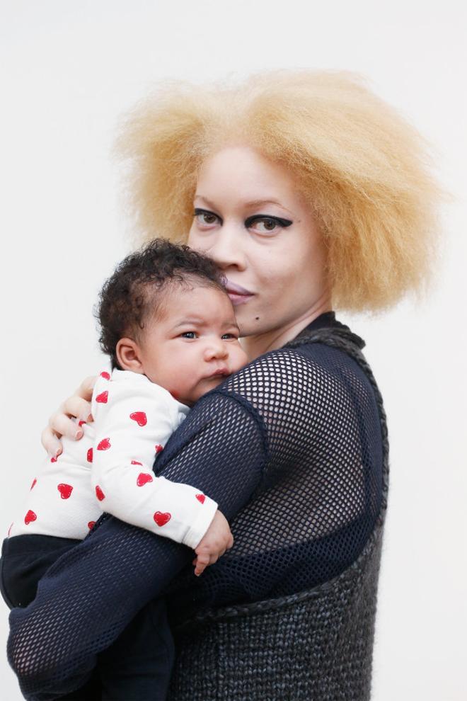 La modelo Diandra Forrest posa con su bebé