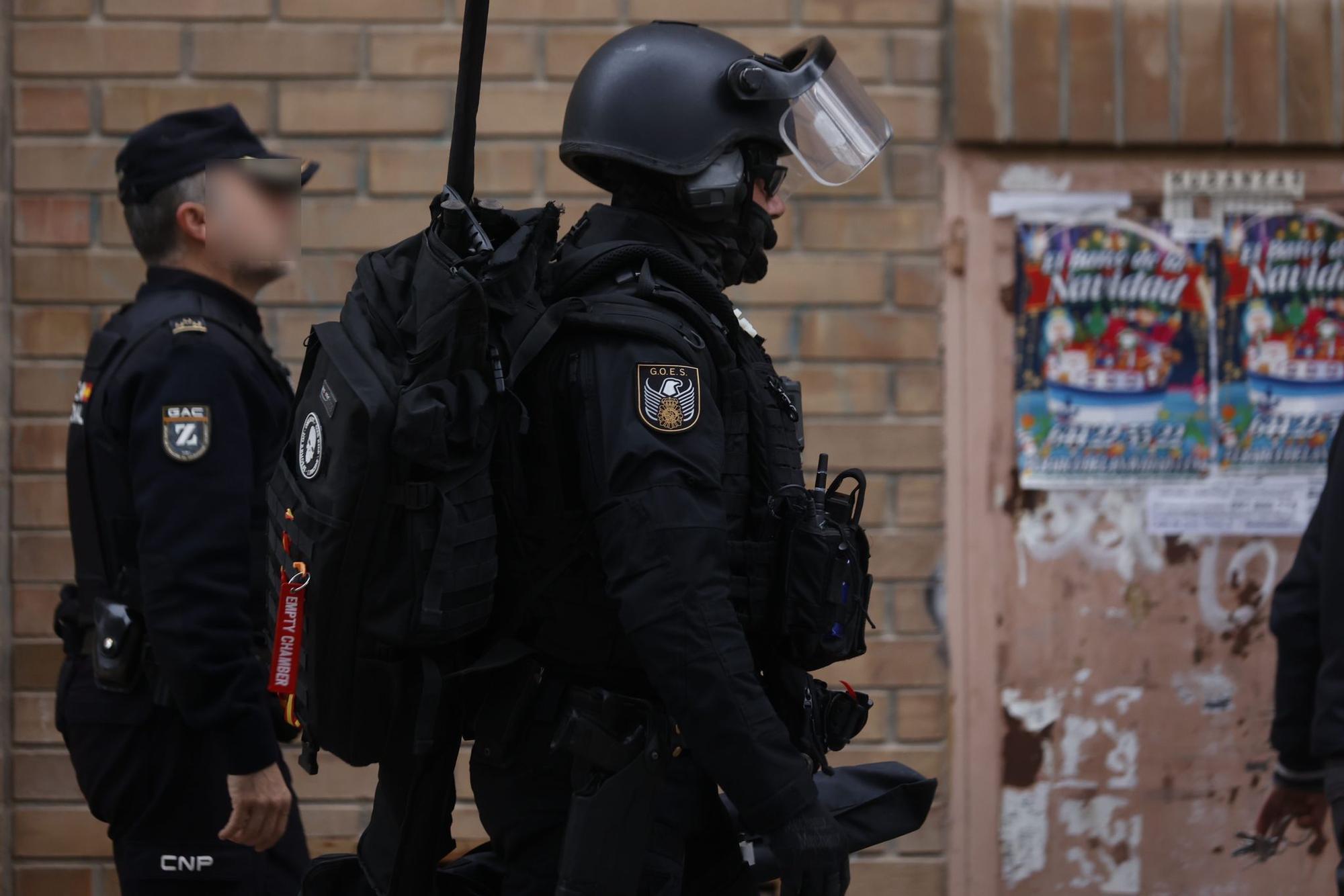 Un hombre se atrinchera armado en su vivienda en el barrio de Benimaclet