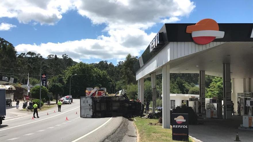 Un camionero salva la vida tras un aparatoso vuelco en Barro