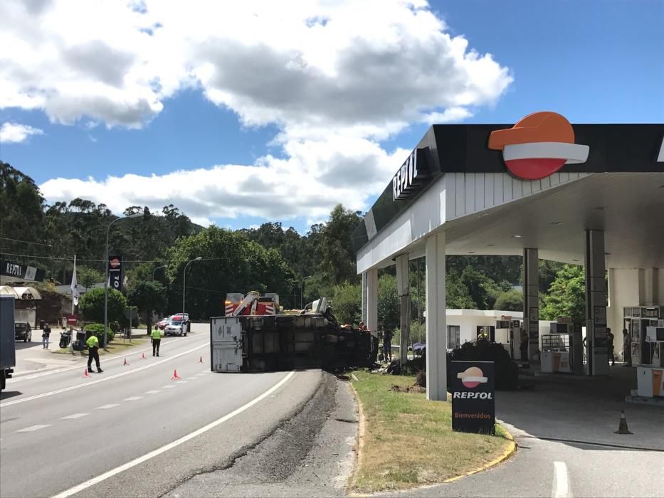 Accidente con vuelco de un camión en Barro