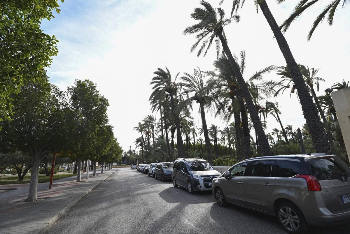 El aparcamiento que se realiza de forma ilegal actualmente se verá eliminado con la remodelación. | ÁXEL ÁLVAREZ