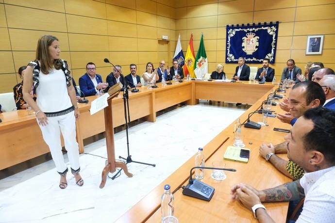 La candidata de Coalición Canaria, Lola García, jura su cargo tras convertirse en la primera mujer que preside el Cabildo de Fuerteventura en 106 años de historia.