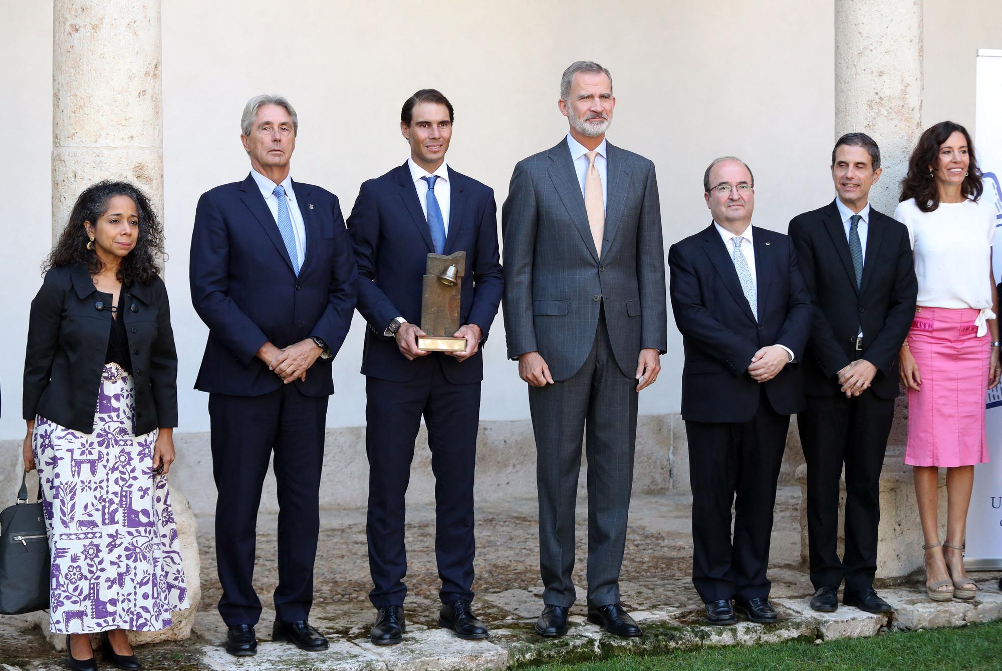 King Felipe delivers (156476606).jpg