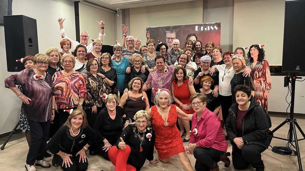 Los asistentes posando durante la fiesta.