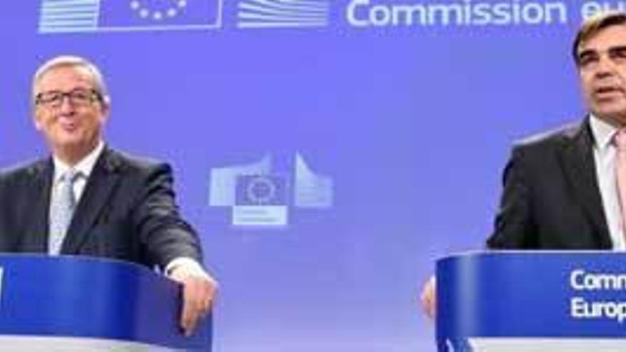 Jean-Claude Juncker, a la izquierda, y Margaritis Schinas, en una comparecencia conjunta en Bruselas.