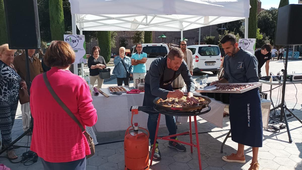 Dos dels xefs, durant la confecció de l'arrós amb figues. | SANTI COLL