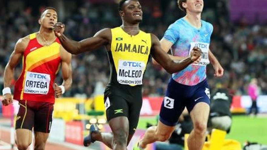 Omar McLeod celebra su triunfo, con Orlando Ortega muy retrasado.