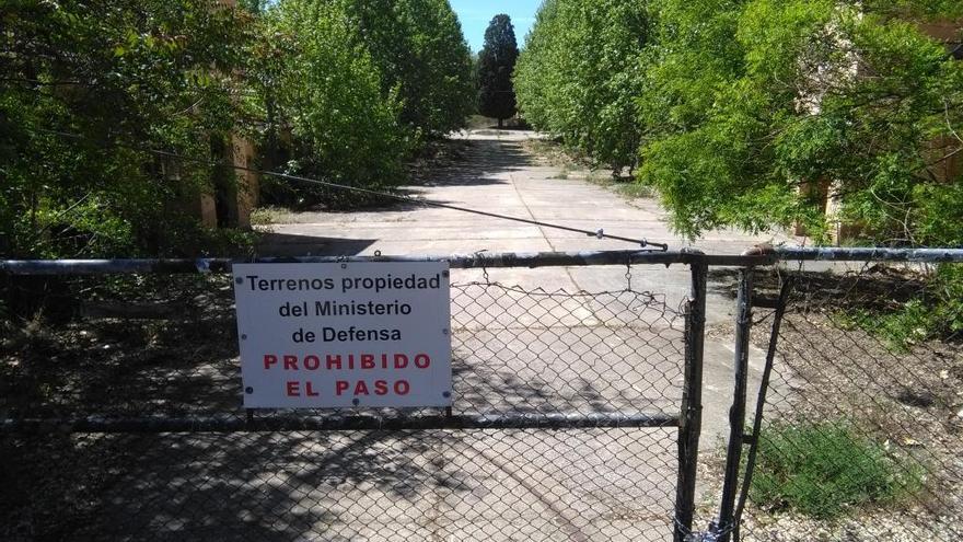 Acceso principal al campamento de Monte la Reina en Toro.