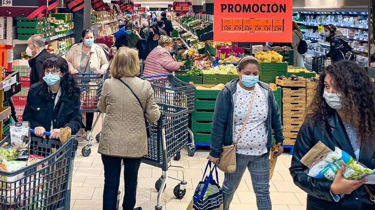 Varias personas en un supermercado. Manu Mitru