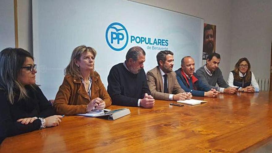 Olano (en el centro) con candidatos del PP a las elecciones del domingo.