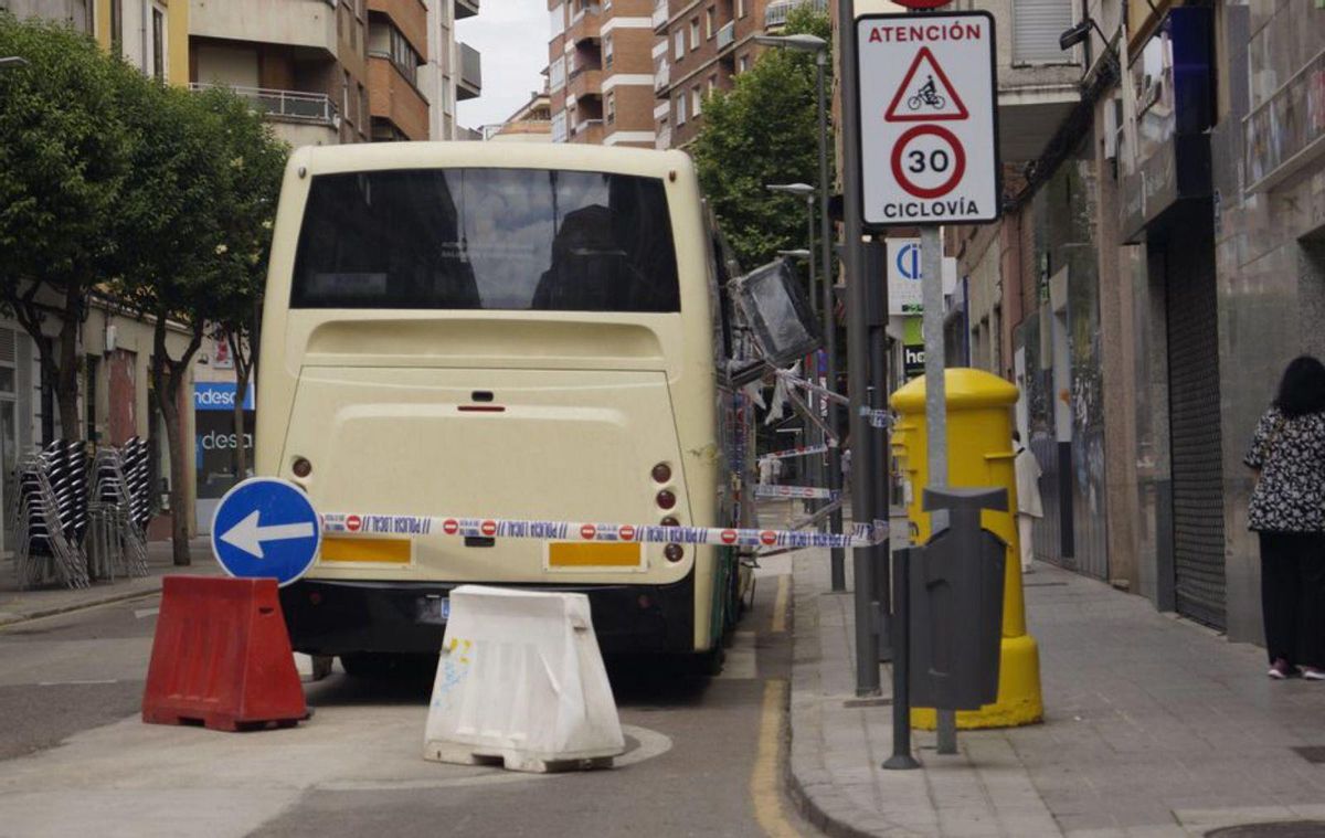 El bus se quedó sin batería y la Policía Local tuvo que dejarlo en la calle. | EMMA V. DÍAZ