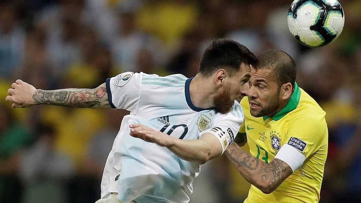 Messi y Alves, durante el partido