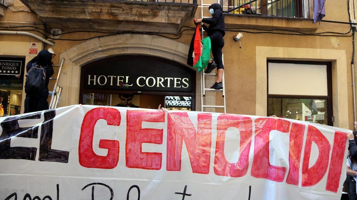 Acció de protesta a l'hotel Cortés de Barcelona contra el &quot;genocidi&quot; a Gaza.