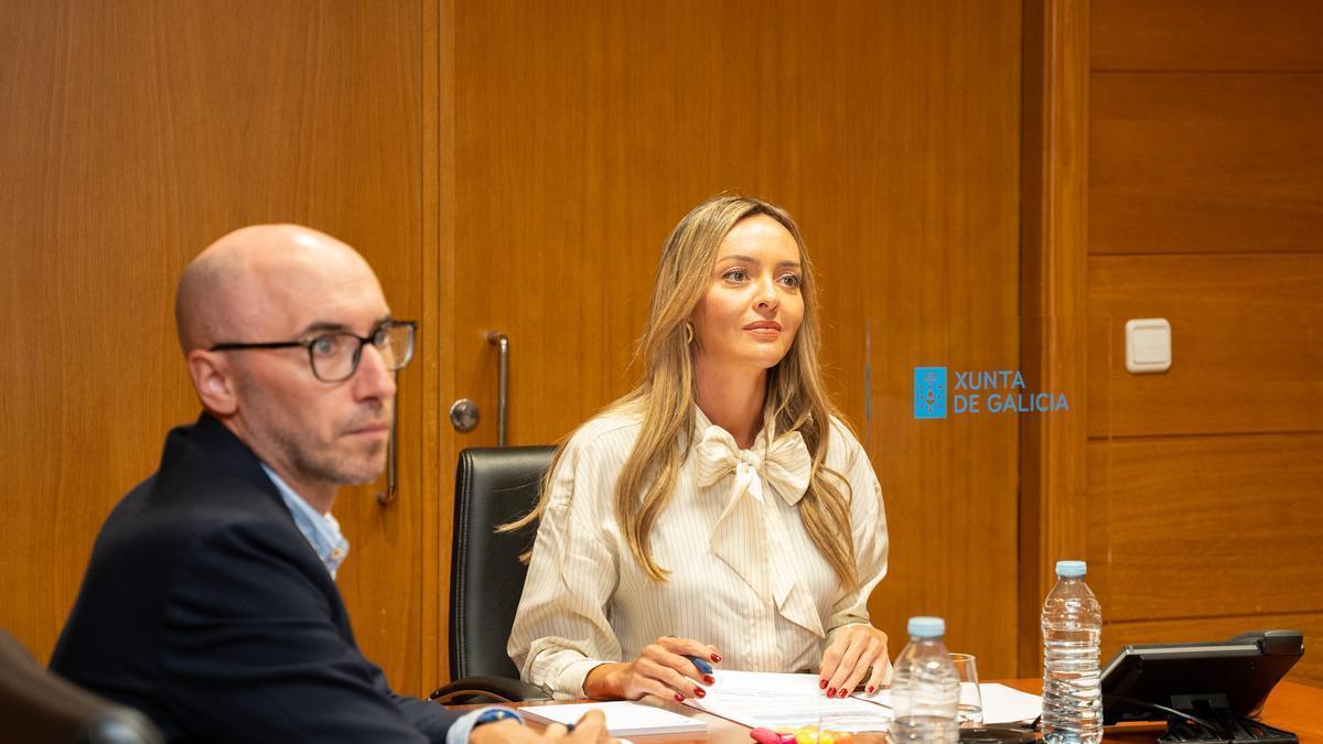 La conselleira de Política Social e Igualdade, Fabiola García, y el director xeral de Familia, Infancia e Dinamización Demográfica, Jacobo Rey, durante la Conferencia Sectorial da Infancia e Adolescencia.