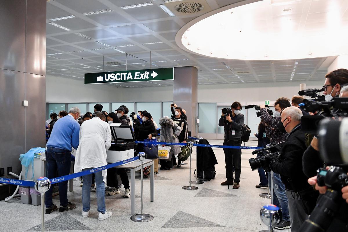 Controles para pasajeros procedentes de China en el aeropuerto de Malpensa, en Milán.