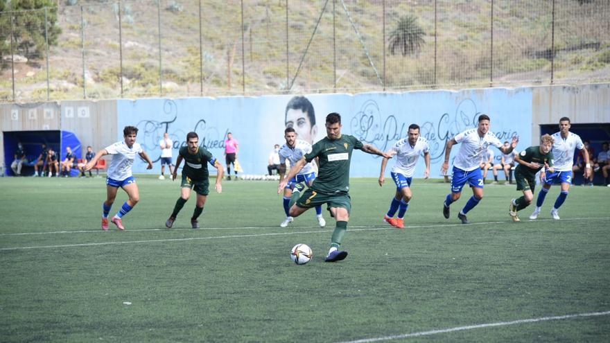 Willy Ledesma, en el momento de lanzar el penalti que adelanta al Córdoba CF ante el Tamaraceite, en el Juan Guedes.